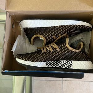 Adidas size 10. Color is black and brown . Comes with different shoe laces.